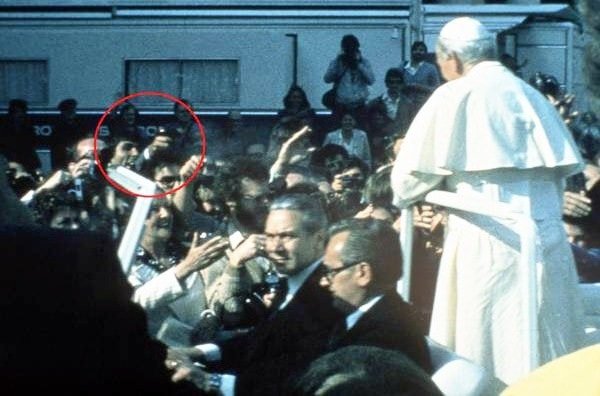 علي اقجا يطلق النار على البابا يوحنا بولس الثاني